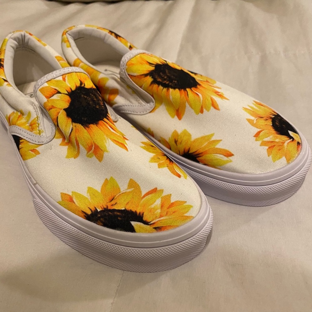 Sunflower white Flats